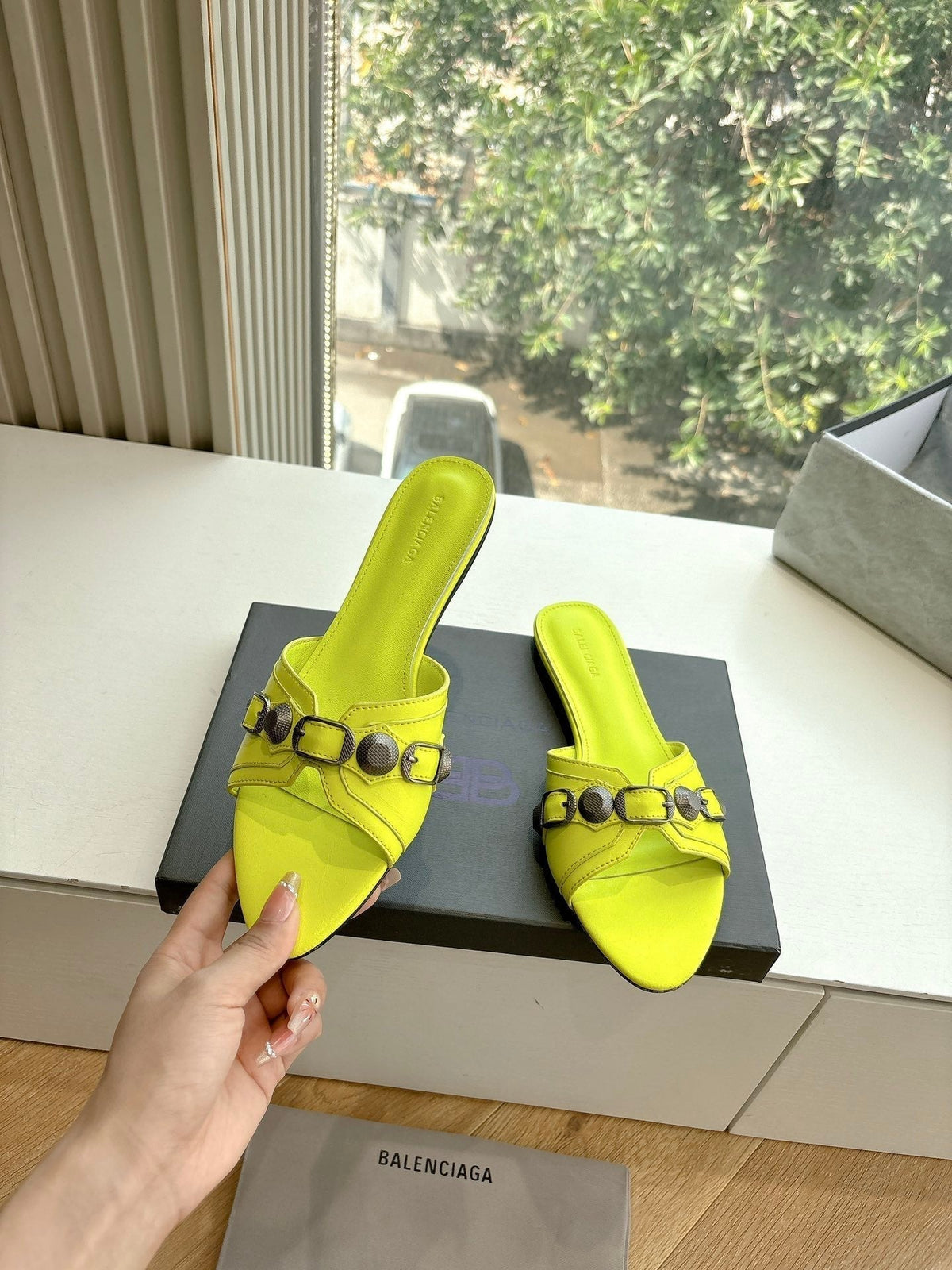 CAGOLE FLAT MULES IN LIME YELLOW CALFSKIN