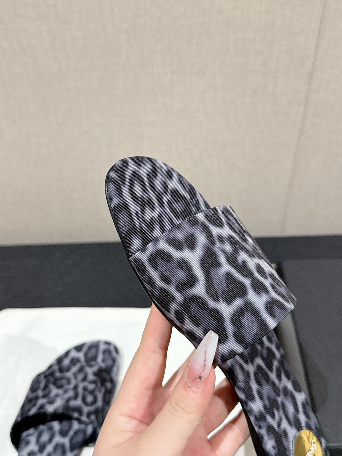 SL CARLYLE LEOPARD SLIPPERS BLACK-WHITE CANVAS