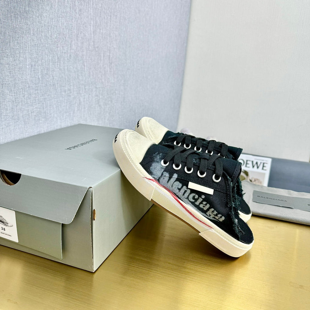 SNEAKER MULES IN BLACK CANVAS GRAFFITI LOGO