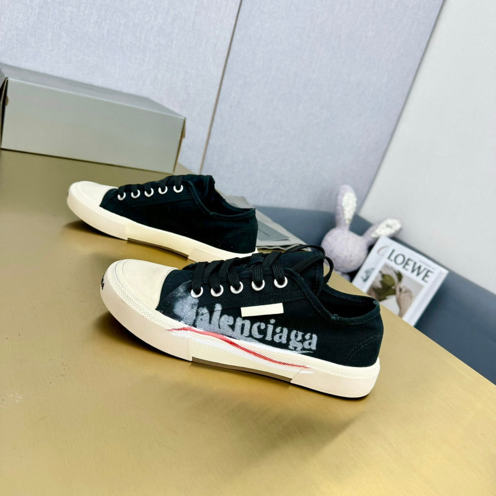 SNEAKERS IN BLACK CANVAS GRAFFITI LOGO