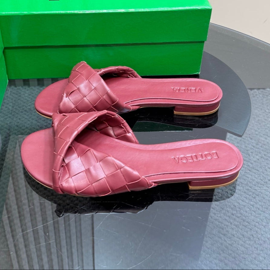 BLINK FLAT MULE IN BERRY RED INTRECCIATO LEATHER
