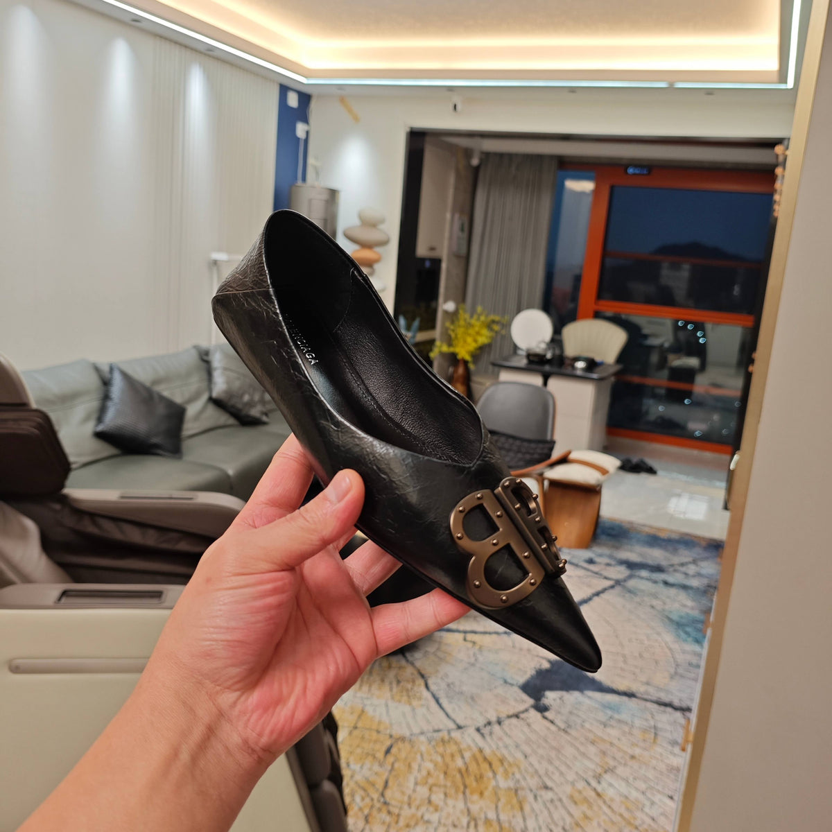 POINTED BALLET FLATS IN BLACK SHINY CRACKED SHEEPSKIN
