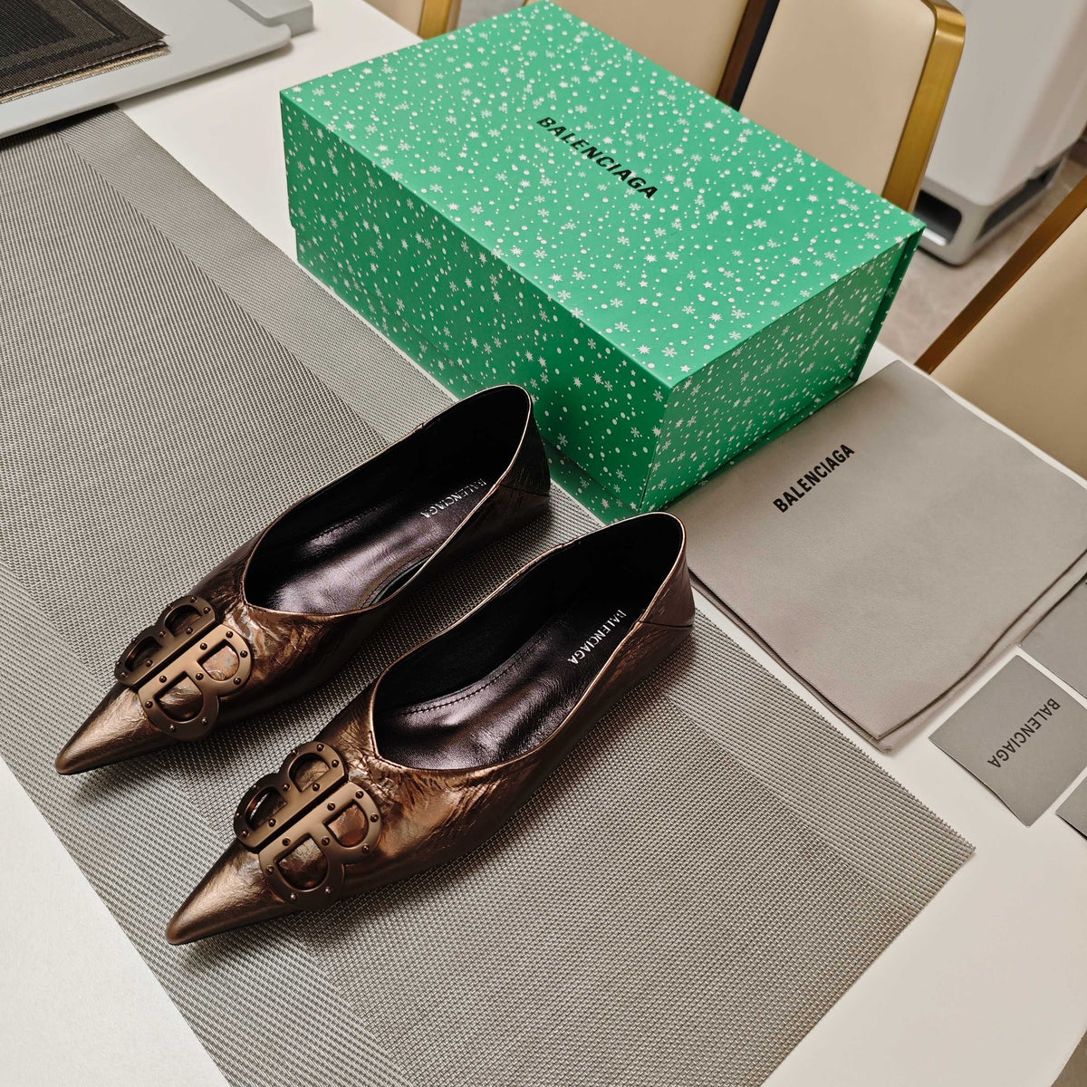 POINTED BALLET FLATS IN CHOCOLATE SHINY CRACKED SHEEPSKIN