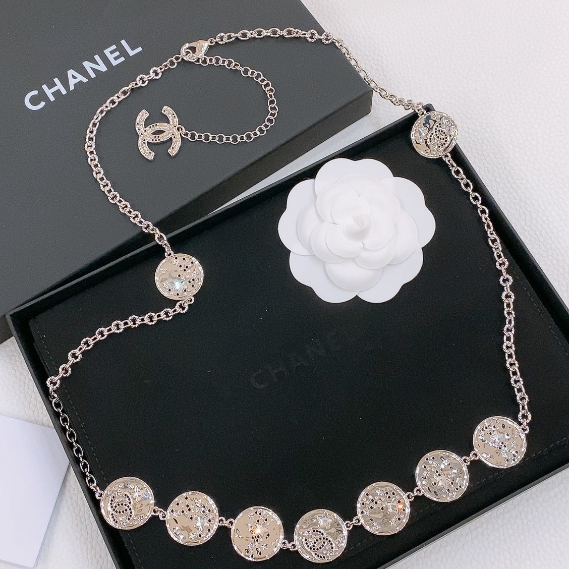 TWISTED CHAIN BELT WITH RHINESTONES AND LOGO PLATE IN SILVER TONE