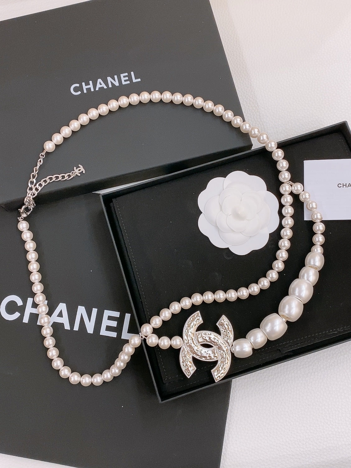 CHAIN BELT IN PEARL AND SILVER METAL